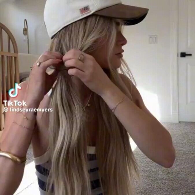 Coiffure casquette : styles tendance et astuces pratiques