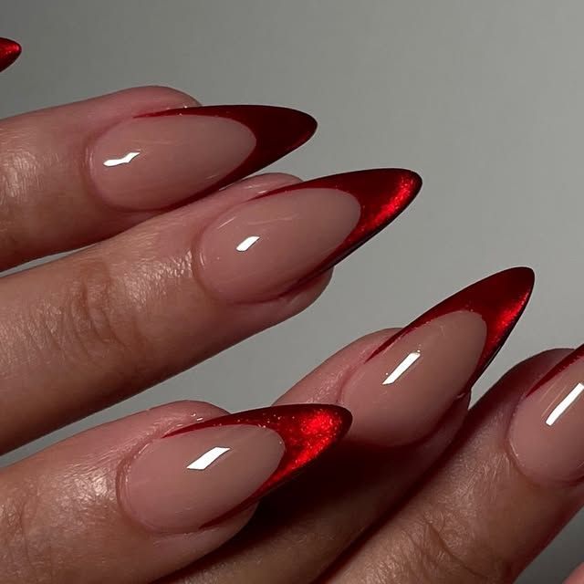 Manucure rouge créative