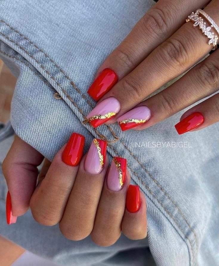 Ongles rouges manucure moderne