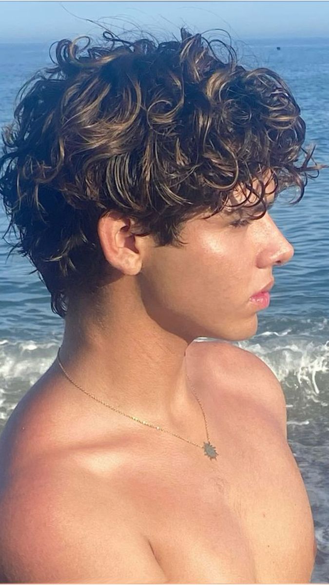 Cheveux bouclés homme dégradé