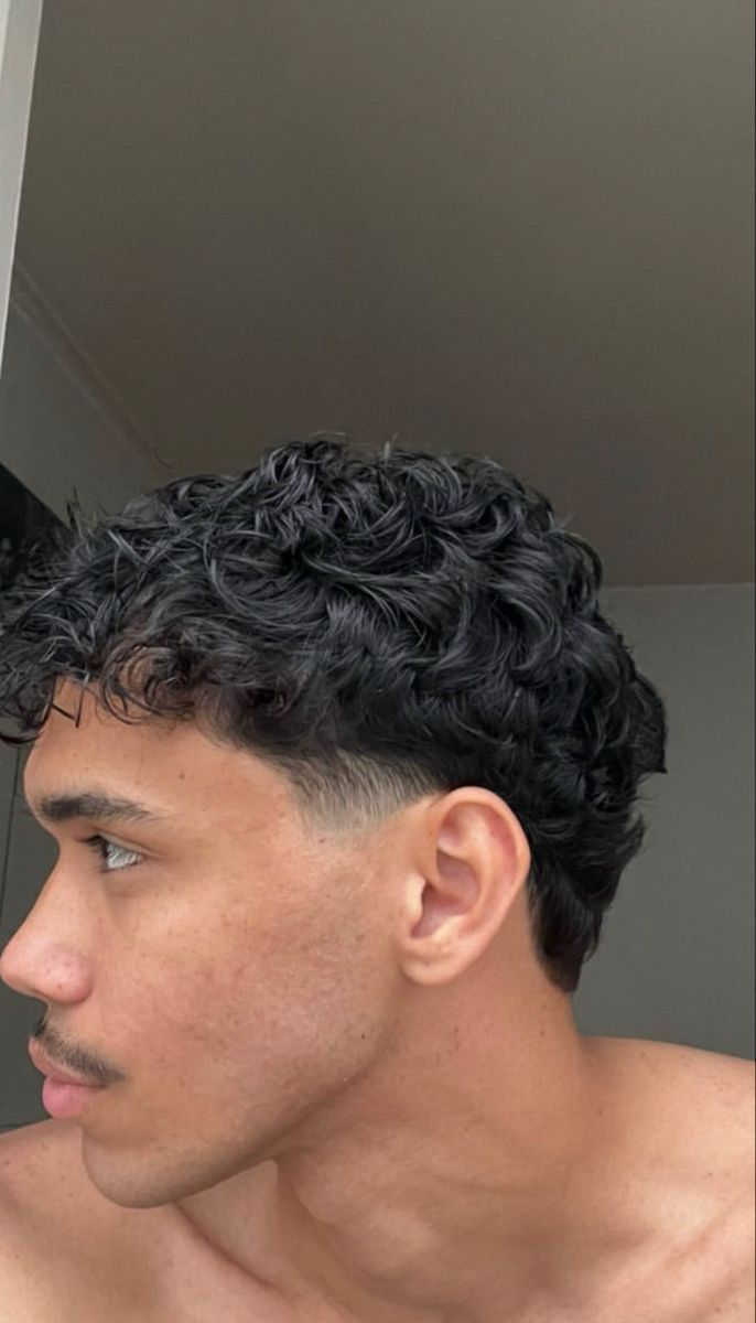 Cheveux bouclés homme dégradé