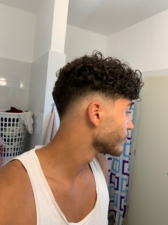 Cheveux bouclés homme dégradé