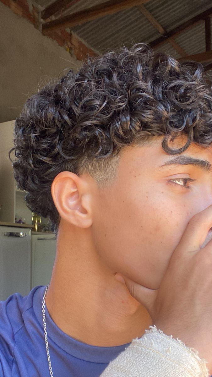 Cheveux bouclés homme dégradé