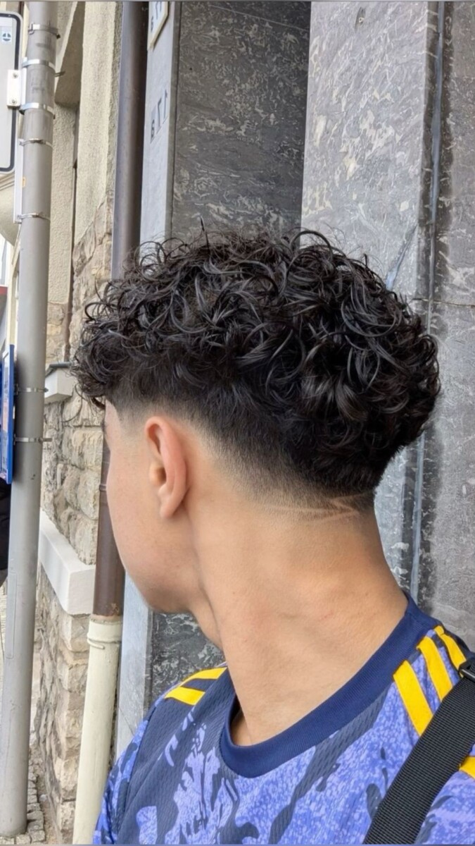 Cheveux bouclés homme dégradé