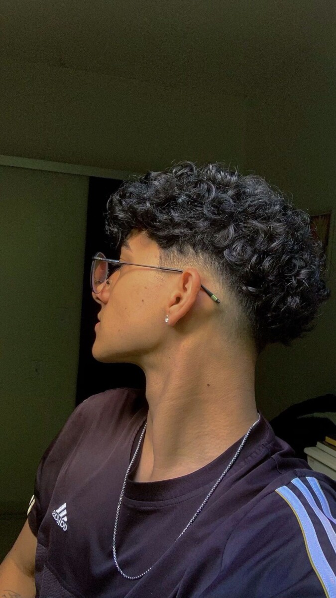 Cheveux bouclés homme dégradé