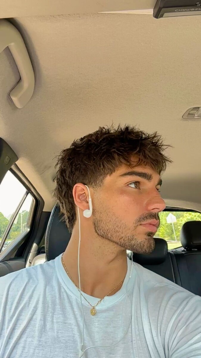 Élégance coupe mi court homme