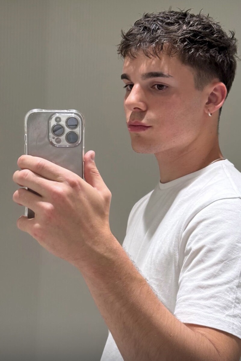 Homme coupe très court