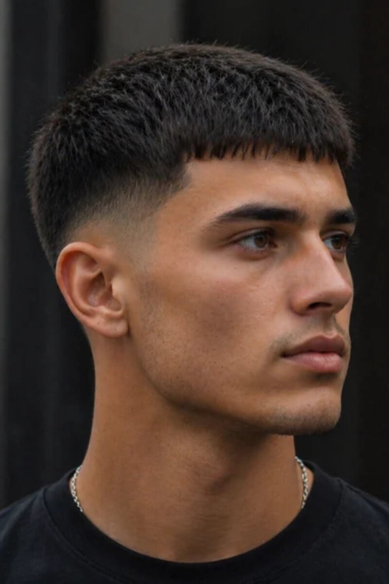 Homme coupe très court