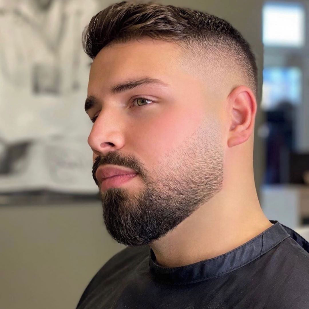 Coupe barbe courte élégante
