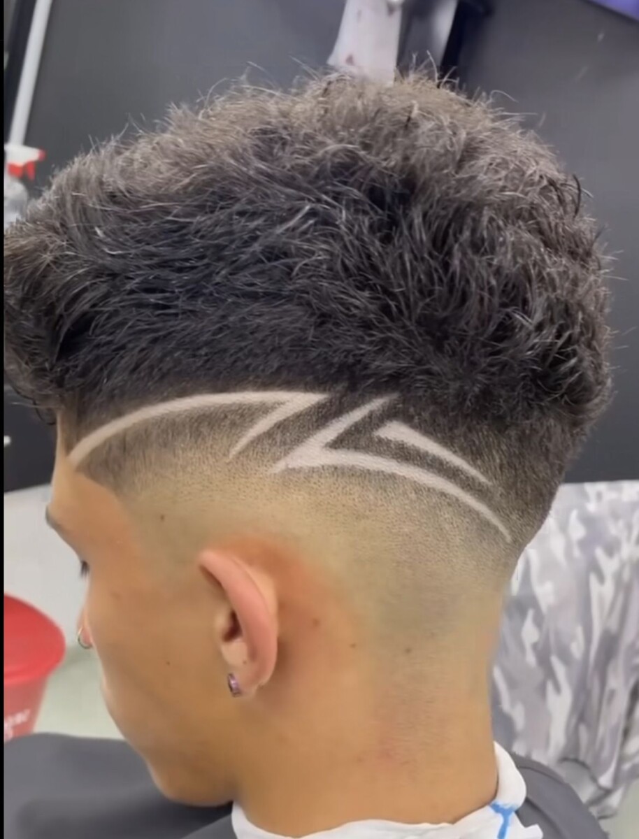 Trait stylé pour cheveux homme