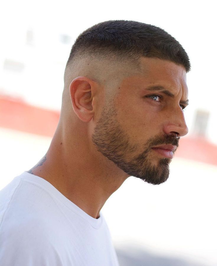 Coupe très courte homme : Un look minimaliste et chic Coupe très courte homme : Un look minimaliste et chic
